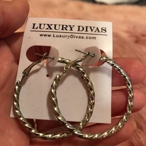 NWOT Luxury Divas Silver tone twist style hoops.